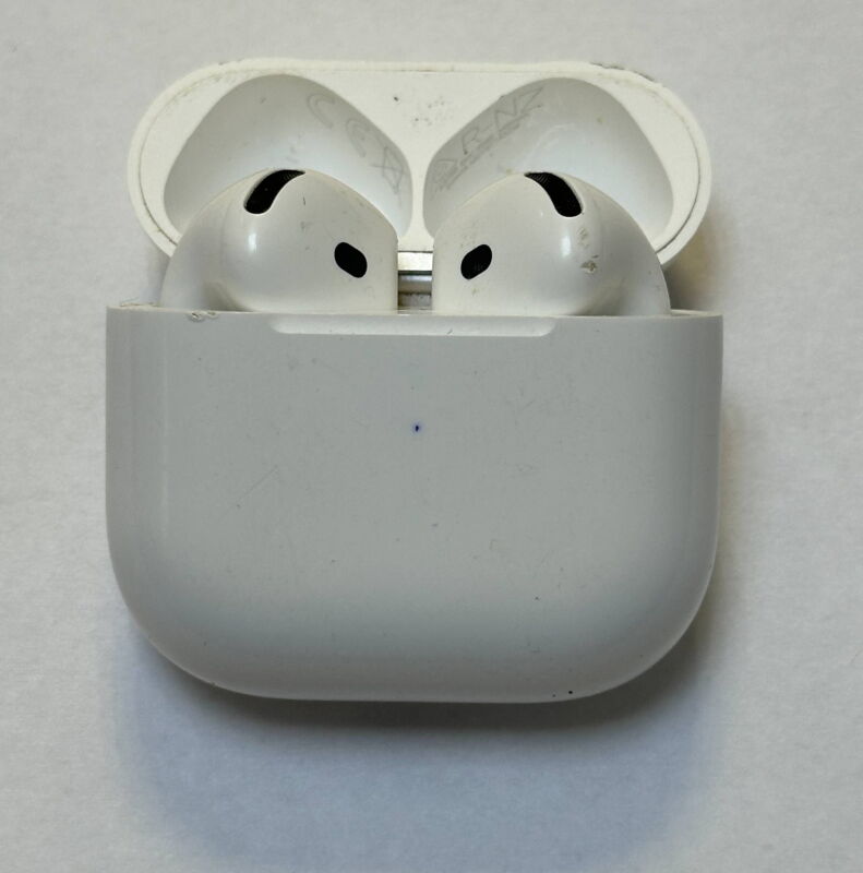 Навушники TWS Apple AirPods 4 (MXP63) - Б/В - Фото №1 Навушники TWS Apple AirPods 4 (MXP63) - Б/В