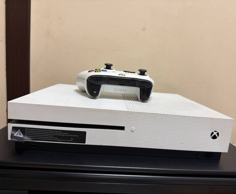 Ігрова приставка (Стаціонарна) Microsoft Xbox One S 1TB - Б/В