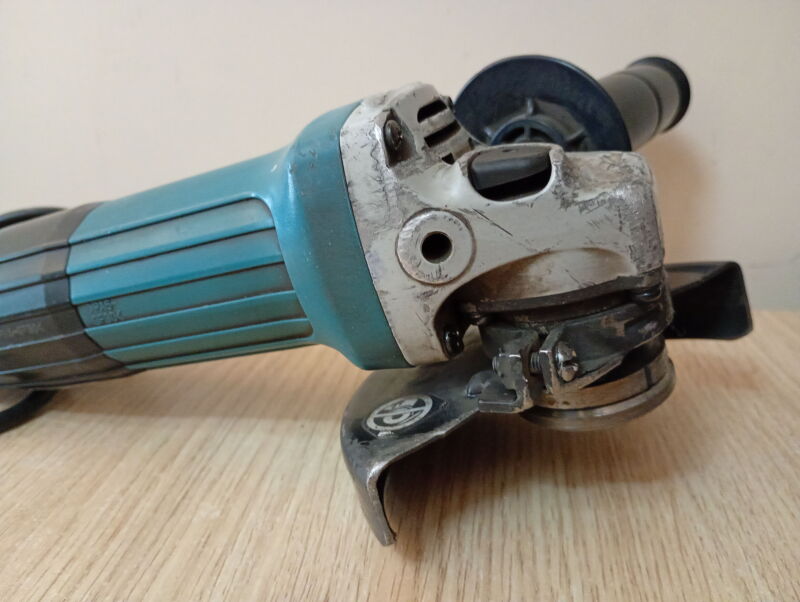 Кутова шлифмашина (Болгарка) Makita 9558HN - Б/В