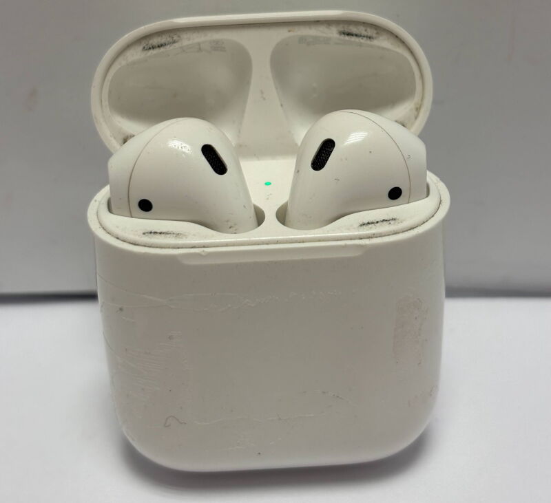Навушники Apple AirPods (A1523, A1722, A1602) - Б/В