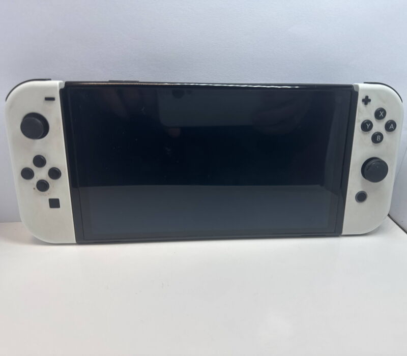 Ігрова приставка (Портативна) Nintendo Switch OLED with White Joy-Con - Б/В - Фото №1 Ігрова приставка (Портативна) Nintendo Switch OLED with White Joy-Con - Б/В