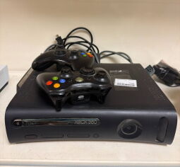 Ігрова приставка (Стаціонарна) Microsoft Xbox 360 120GB - Б/В Ігрова приставка (Стаціонарна) Microsoft Xbox 360 120GB - Б/В від виробника Microsoft