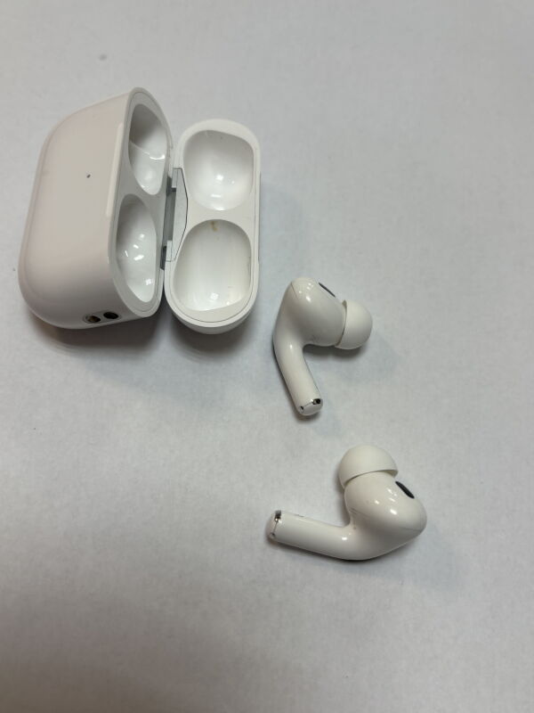 Навушники TWS Apple AirPods Pro 2nd generation with MagSafe Charging Case USB-C (MTJV3) - Б/В - Фото №6