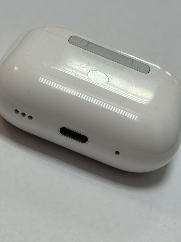 Навушники TWS Apple AirPods Pro 2nd generation with MagSafe Charging Case USB-C (MTJV3) - Б/В - Фото №5